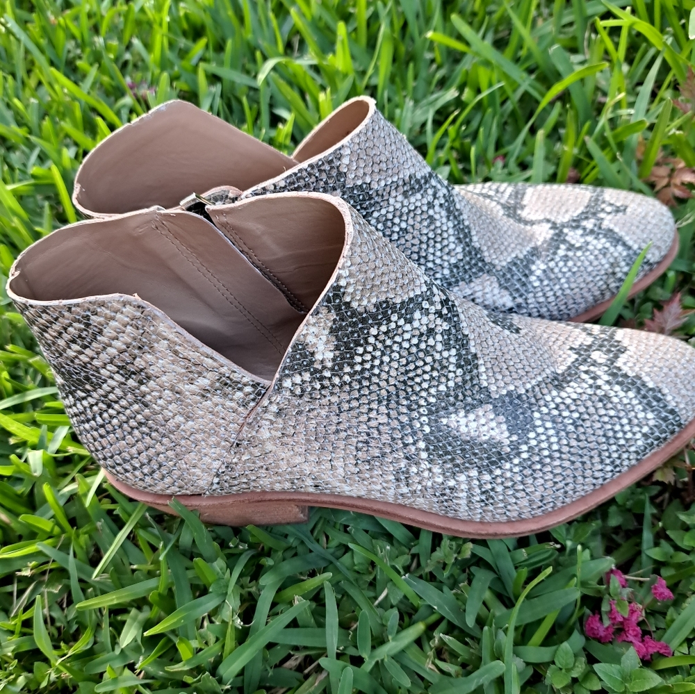 Vicente camuto Arendara Women botines  Size 9.5 M  Leather color  Snake
